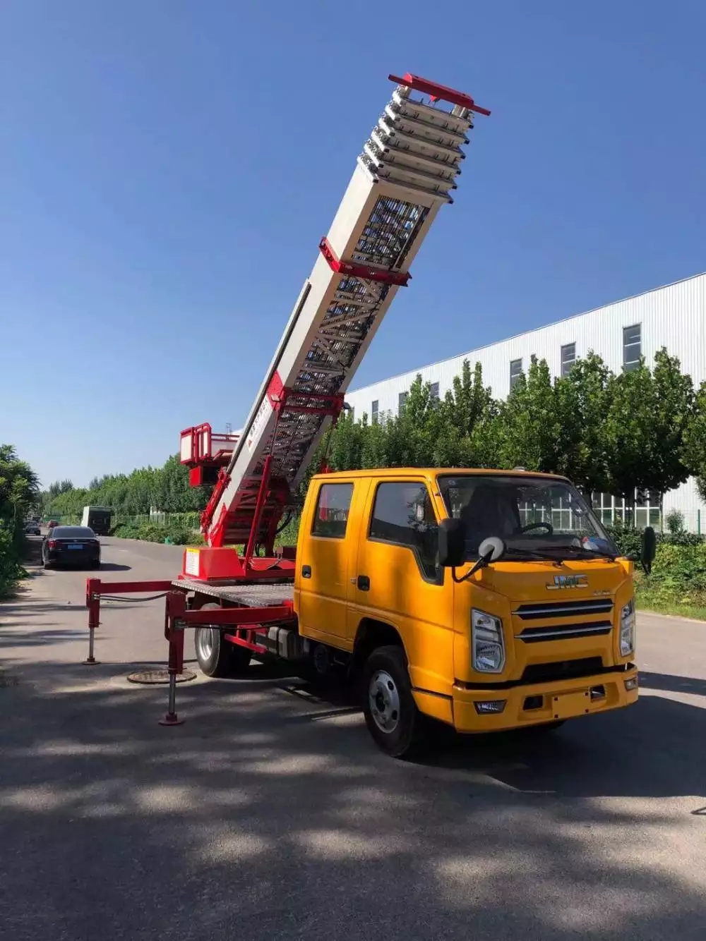 雷鸣镇附近的云梯车出租服务：轻松解决高空作业需求